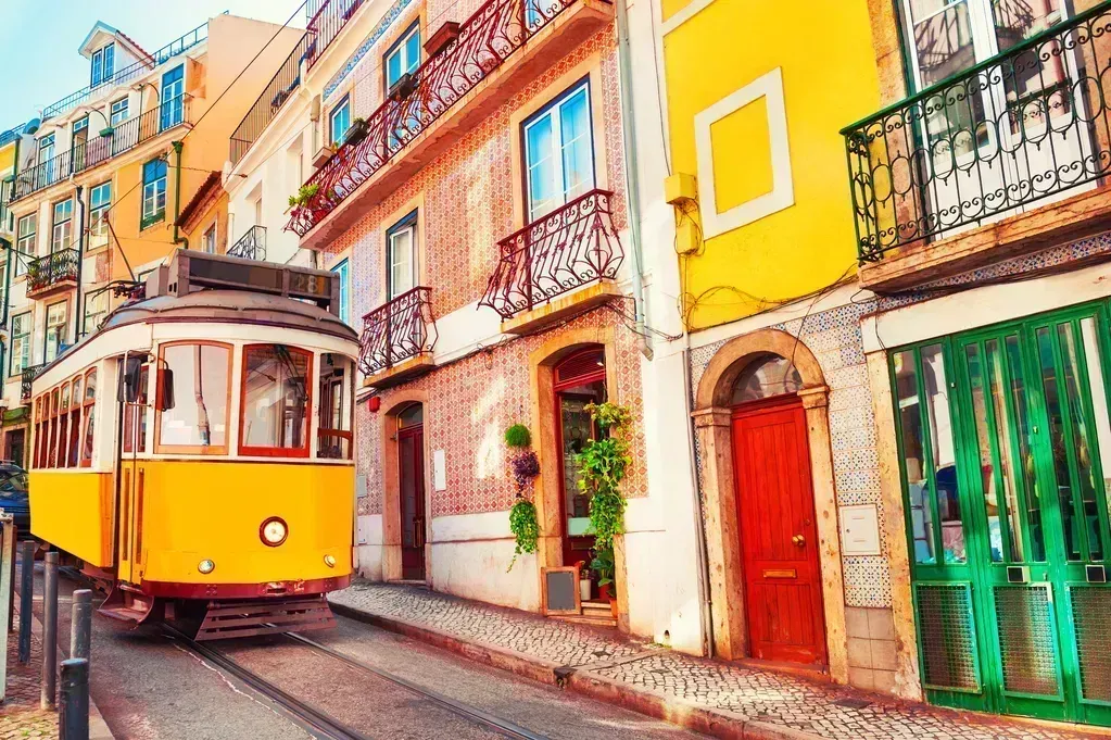 tramway à lisbonne descendant une rue colorée